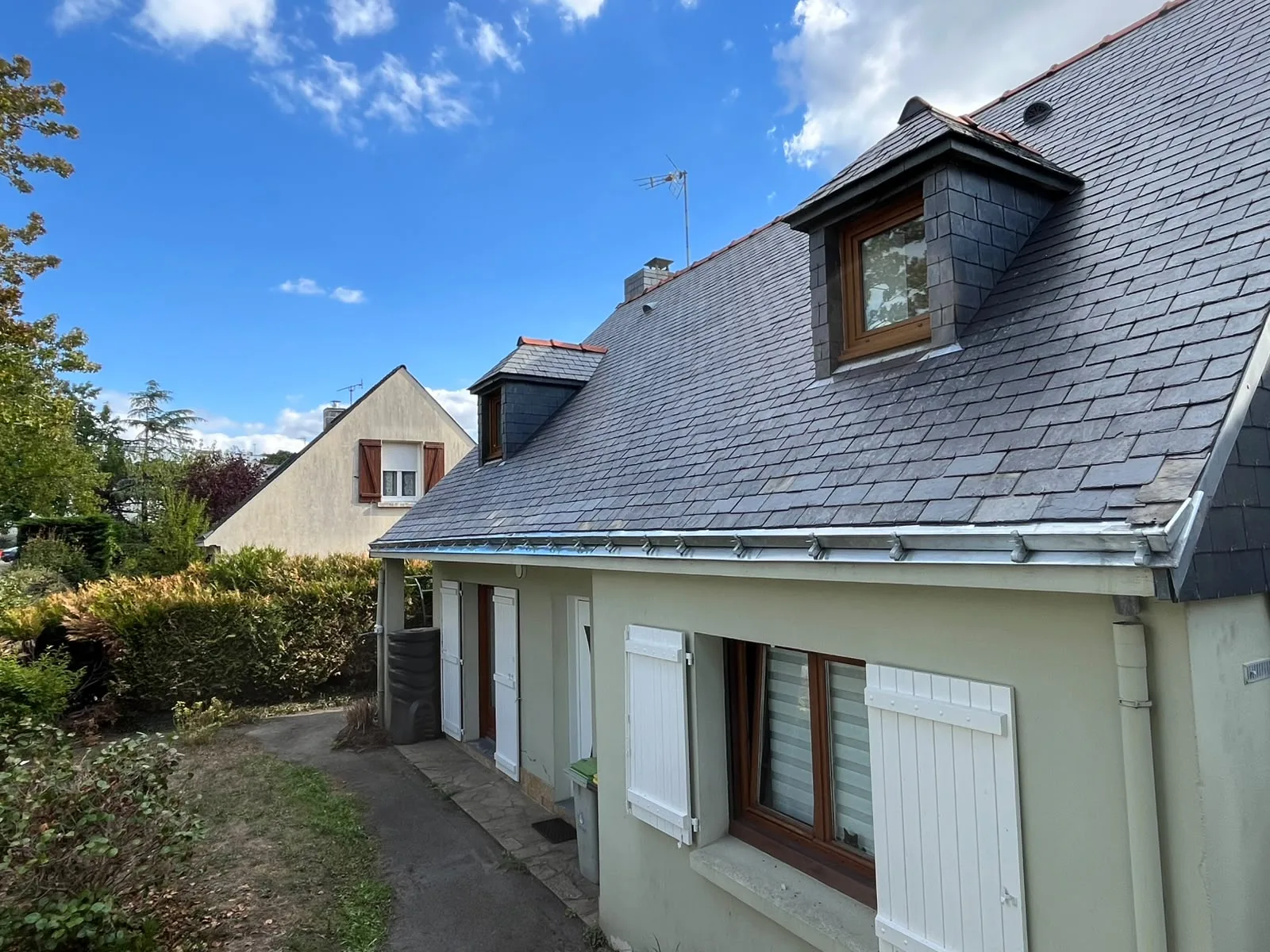 Maison avec toiture en ardoise