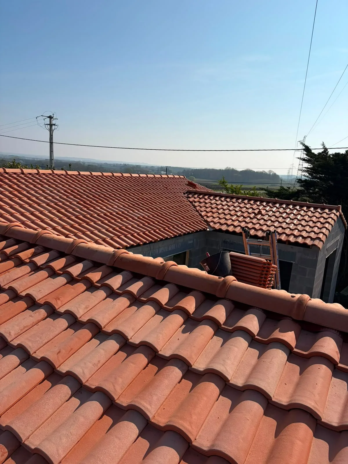 Couverture en tuiles neuves sur une maison