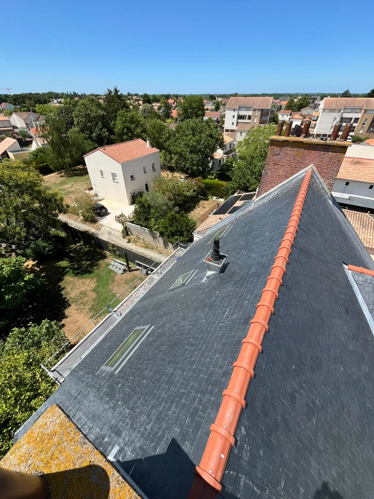 Toiture en ardoise avec fenêtres de toit