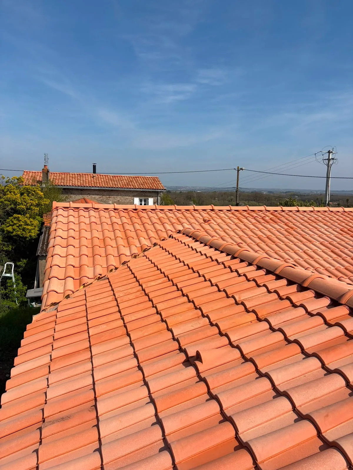 Toiture en tuiles propre après intervention